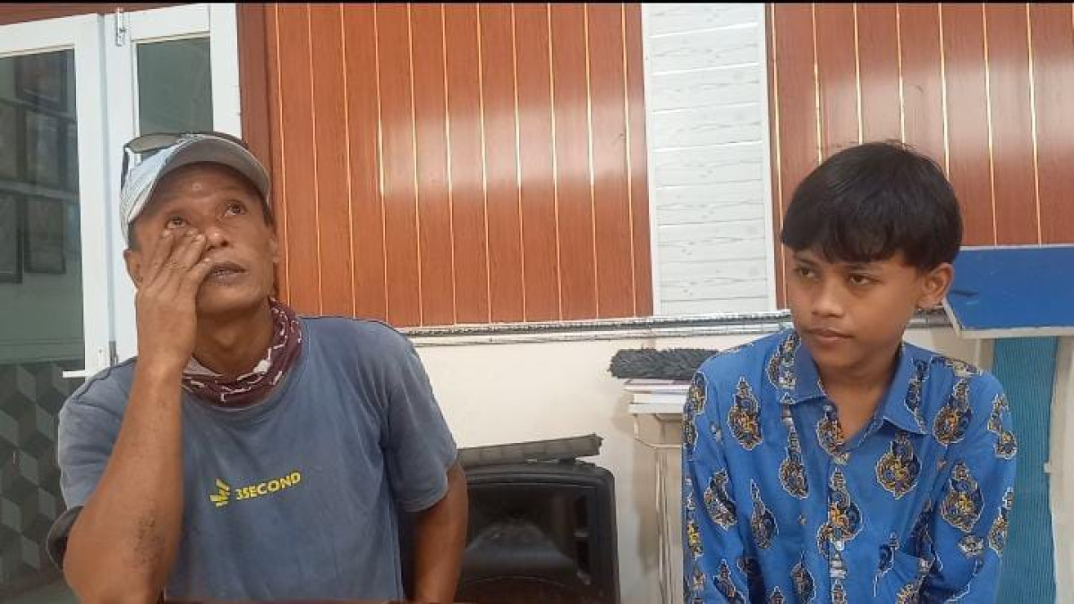 Kisah Sarbini, Buruh Harian yang Kini Lega Putranya Bersekolah Berkat Program Sekolah Gratis
