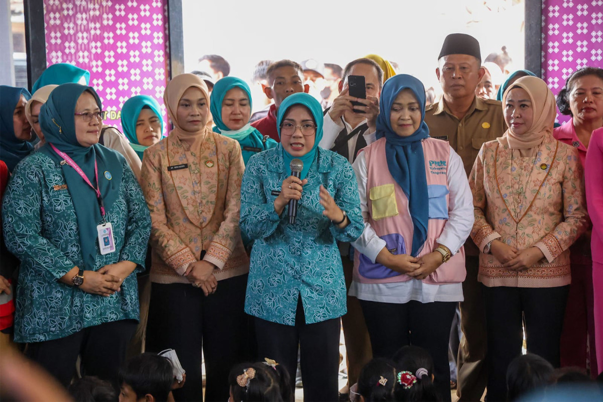 Tinawati Andra Soni  Salurkan Bantuan untuk Korban Kebakaran TPA Jatiwaringin