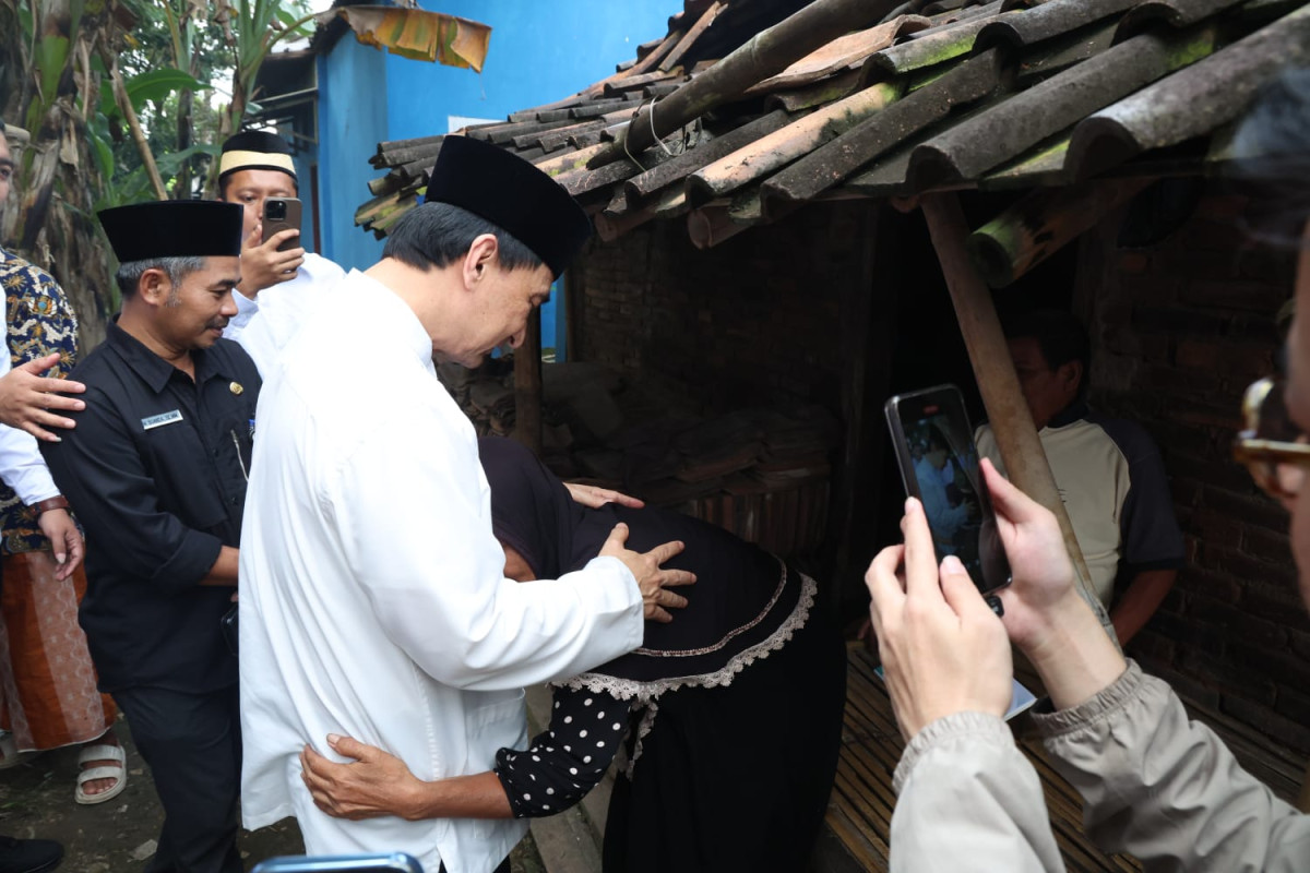 Serahkan Bantuan, Wagub Banten A Dimyati Natakusumah Teteskan Air Mata Lihat Kondisi RTLH