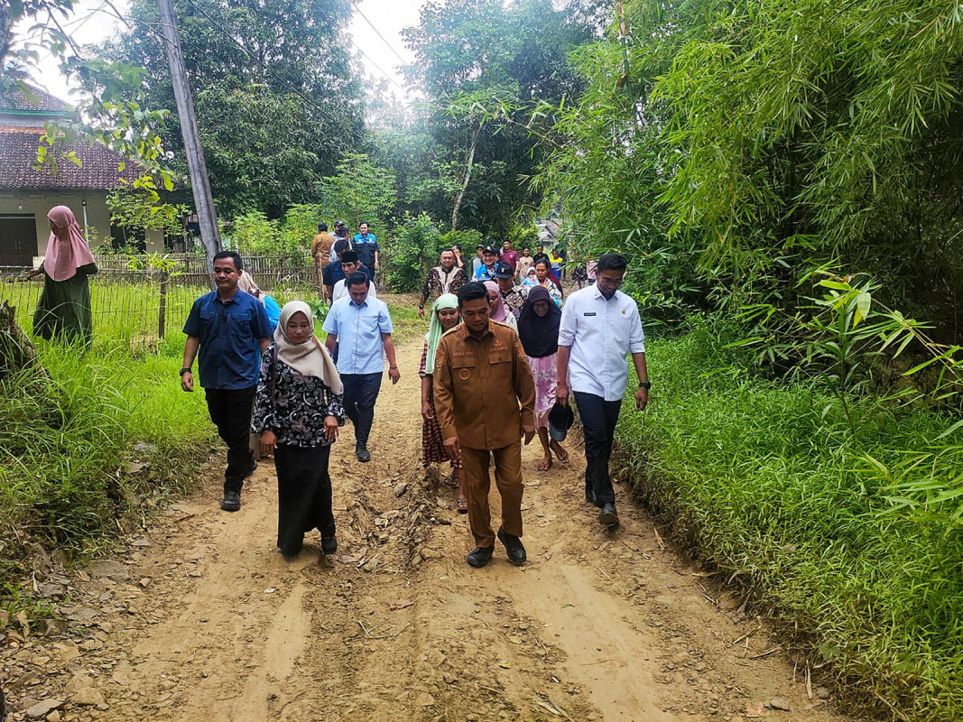 Terima Laporan Masyarakat Jalan Rusak, Gubernur Banten Andra Soni Gercep Tinjau Lokasi