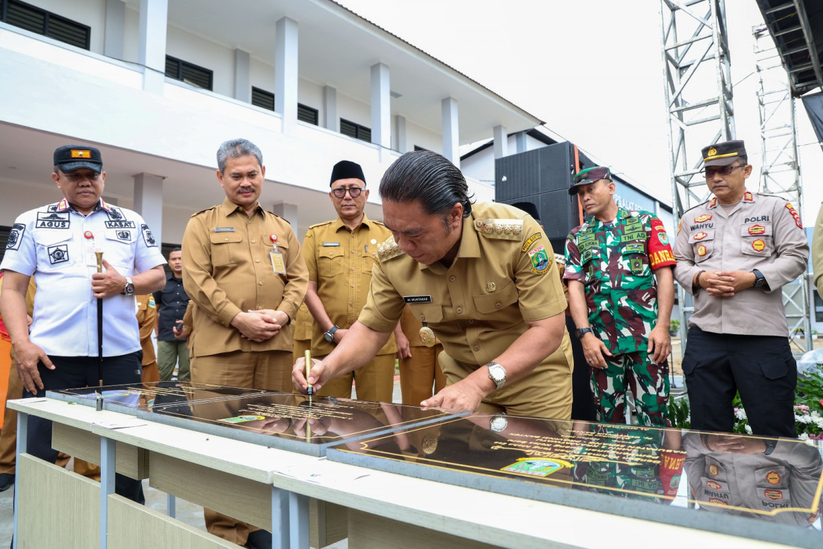 Resmikan Sejumlah RKB dan Sarpras Pendidikan, Pj Gubernur Al Muktabar: Pemprov Banten Komitmen Tingkatkan Pelayanan Dasar