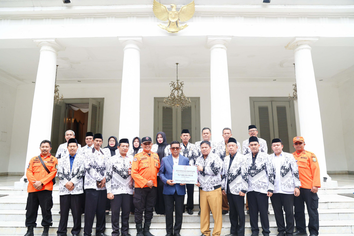 Gubernur Andra Soni Salurkan Bantuan Kemanusiaan PGRI Banten Rp1 Miliar untuk Korban Bencana di Sumatera