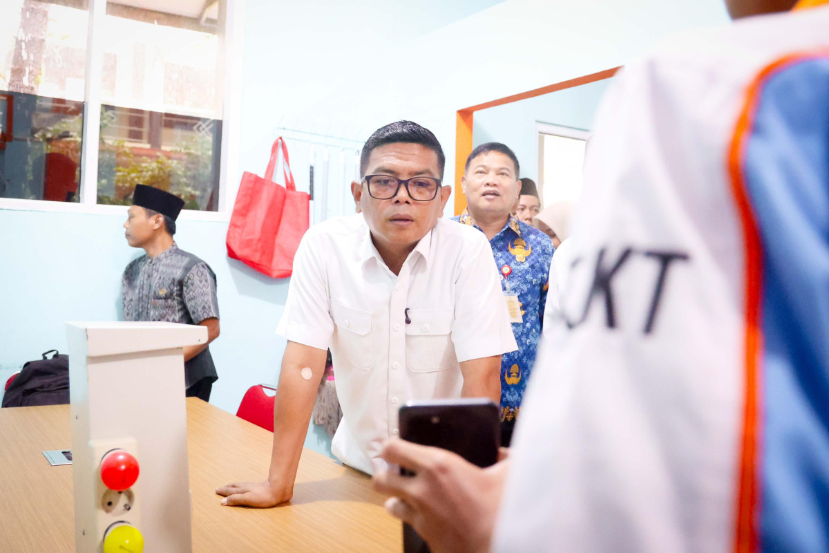 Tinjau SMKN 1 Pandeglang, Gubernur Andra Soni Dorong Penguatan Link and Match dan Kemandirian Sekolah