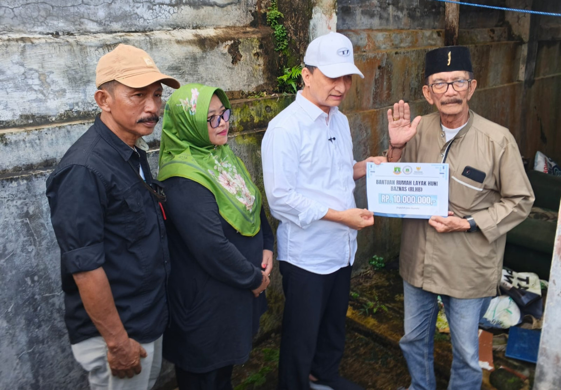 Tinjau Langsung Rumah Warga, Wagub Banten Serahkan Bantuan RTLH di Pandeglang