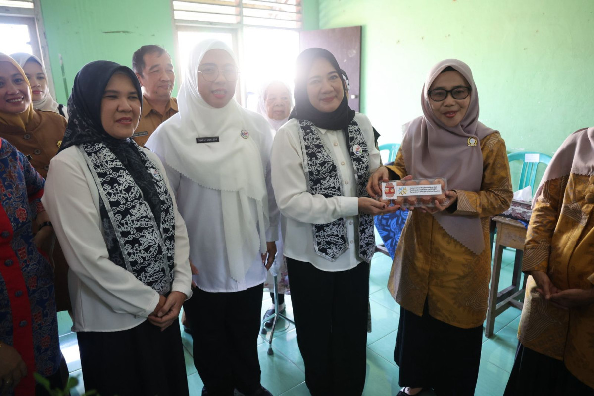 Ketua Pembina Posyandu Provinsi Banten, Tinawati Andra Soni  Tinjau Pelayanan Enam SPM di Posyandu Kenanga 10 Rangkasbitung Barat