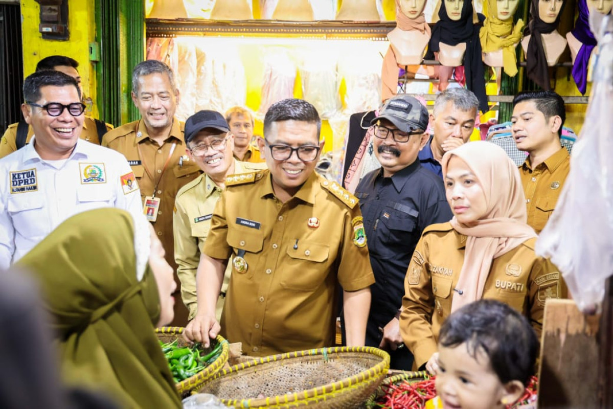 Jelang Nataru 2025/2026, Gubernur Banten Andra Soni Tinjau Pasar Ciruas: Pastikan Stok Aman dan Harga Stabil