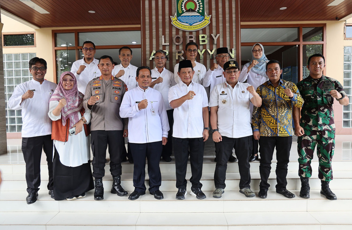 Pj Gubernur Banten A Damenta Dampingi Mendagri Tinjau Harga Bahan Pokok di PITT Kota Tangerang