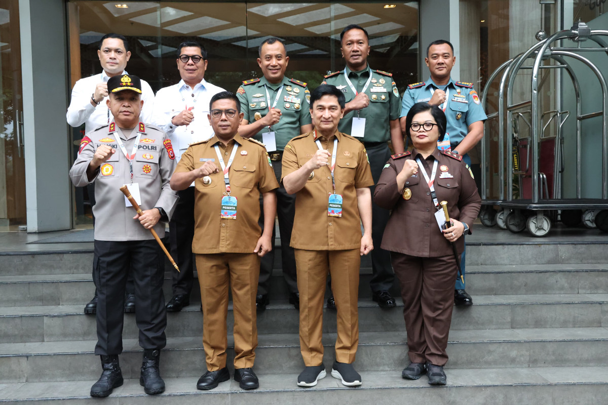 Gubernur Andra Soni dan Forkopimda Provinsi Banten Dengarkan Arahan Presiden Prabowo