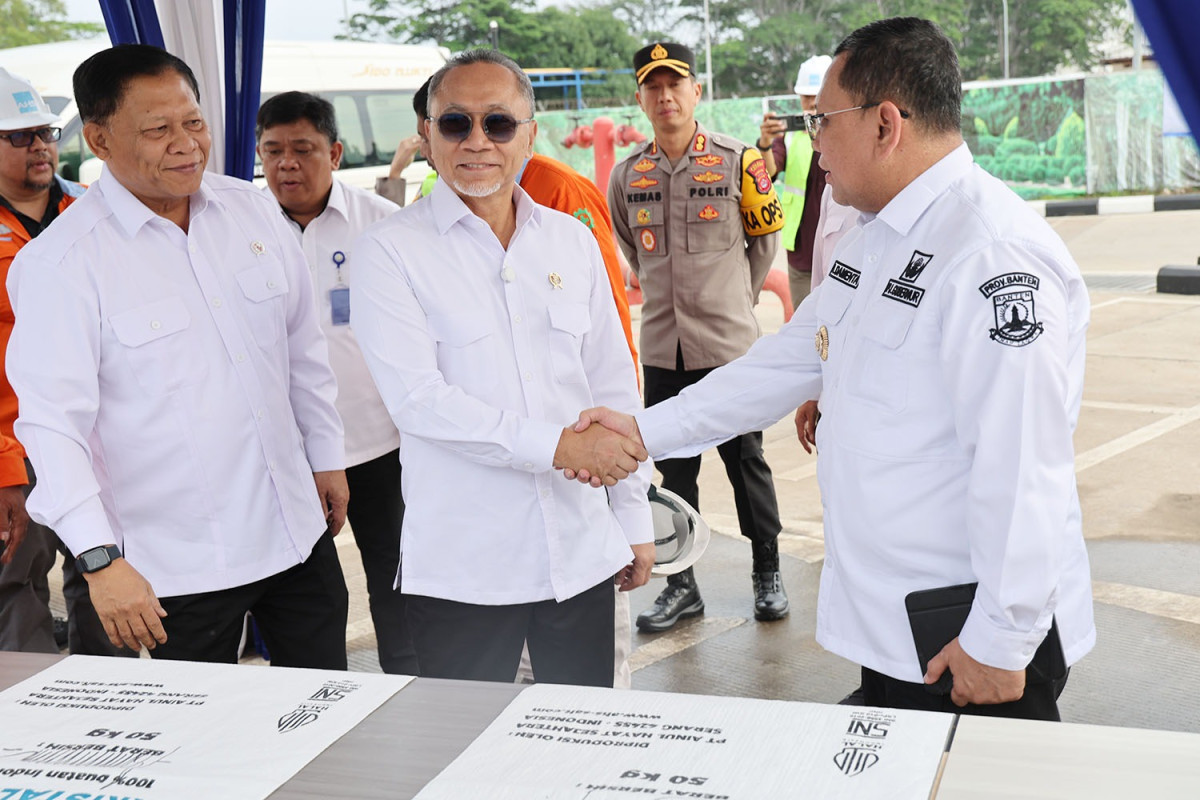 Pj Gubernur Banten A Damenta Dampingi Menko Pangan Zulkifli Hasan Tinjau Pabrik Garam di Kabupaten Serang