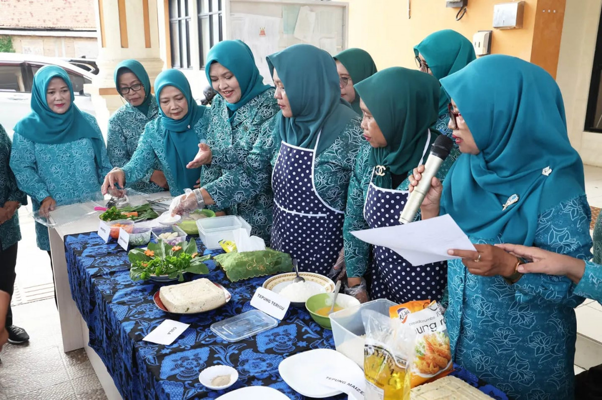 Tangani Stunting, Pj Ketua TP PKK Provinsi Banten Tine Al Muktabar Demo Olahan Nugget Ikan Patin