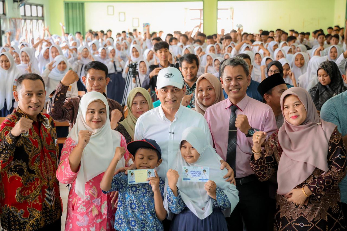 Serahkan Buku Tabungan Program Sekolah Gratis, Wagub Banten A Dimyati Natakusumah Yakini Bakal Tingkatkan Kualitas Pendidikan Provinsi Banten