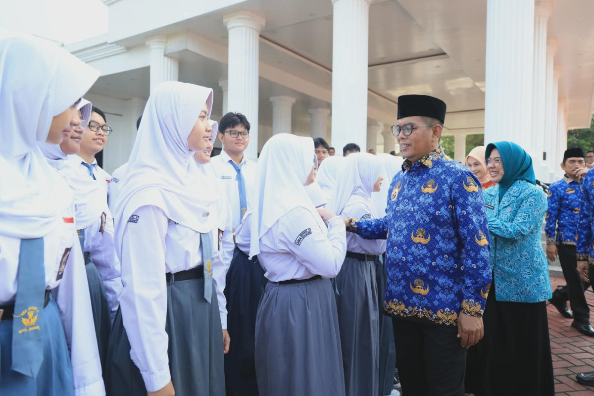 Peringati Hardiknas, Andra Soni Pastikan Program Sekolah Gratis Jangkau Madrasah Aliyah