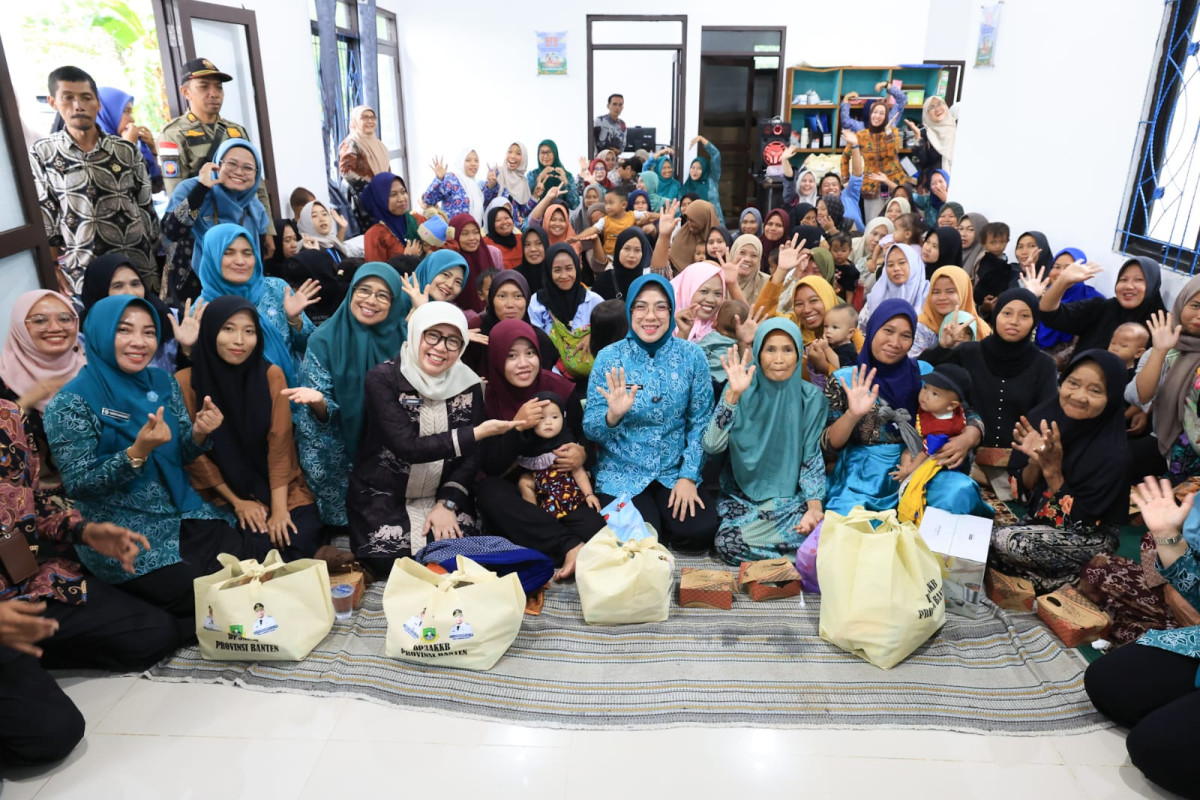 Tinawati Andra Soni Serahkan Bantuan Gizi untuk Program Pencegahan Stunting ke Pandeglang