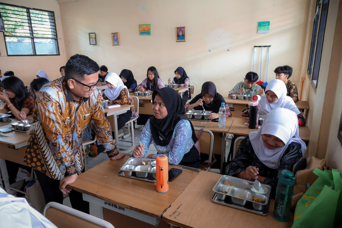 Plafon Satu Kelas di SMAN 14 Kota Tangerang Rusak, Gubernur Andra Soni Lakukan Peninjauan