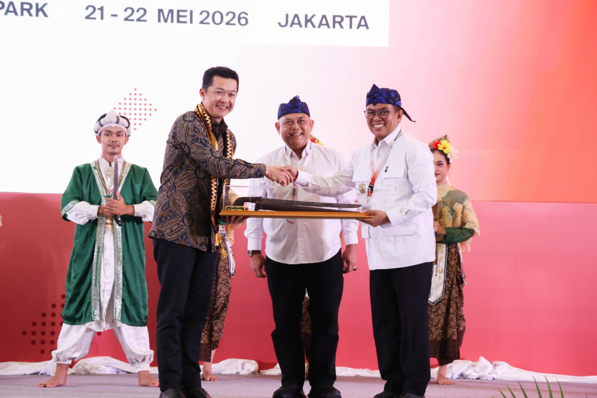 Gubernur Andra Soni Serahkan Golok Pusaka Banten kepada Menpora pada Rakernas KONI
