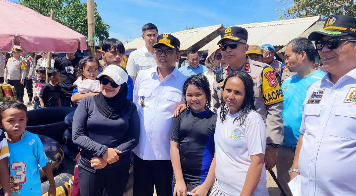 Pantau Wisatawan di Anyer, Gubernur Andra Soni Ajak Masyarakat Jaga Kebersihan dan Keselamatan