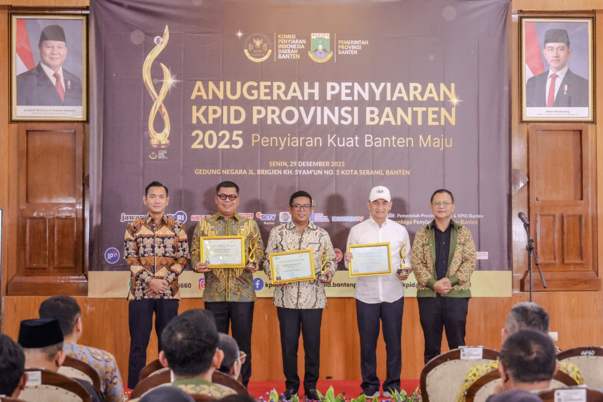 Komitmen Wujudkan Siaran Berkualitas, Gubernur Andra Soni dan Wagub Dimyati Terima Anugerah Tokoh Peduli Penyiaran