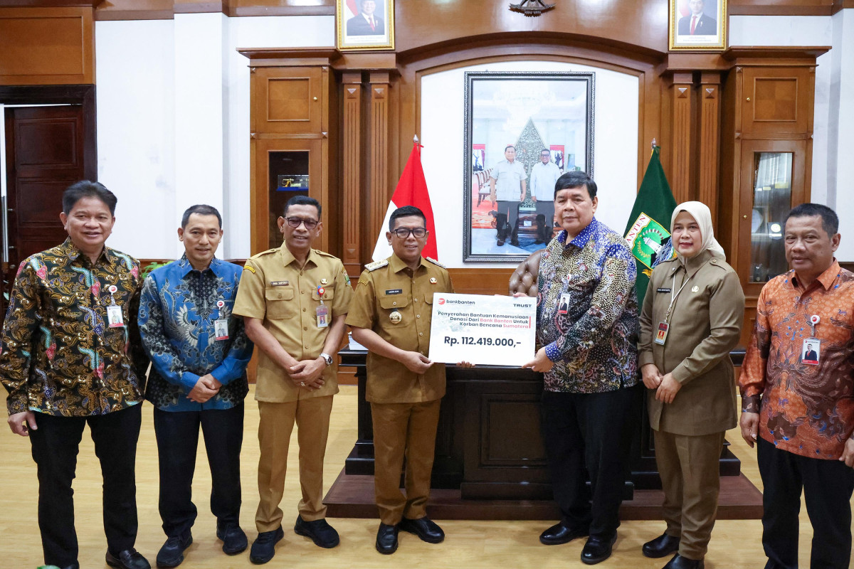 Gubernur Andra Soni Terima Donasi Rp112,4 Juta dari Bank Banten untuk Korban Banjir Sumatera