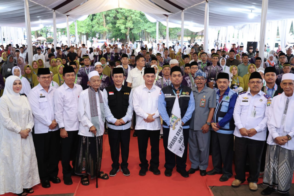 Lepas Jamaah Haji Kloter 35 JKG Kota Serang, Wagub Banten A Dimyati Natakusumah Pesankan Jaga Kesehatan