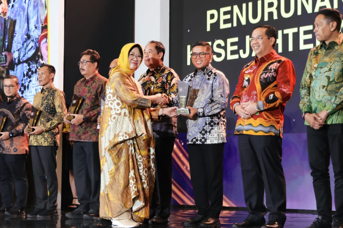 Sukses Turunkan Ketimpangan, Gubernur Banten Andra Soni Terima Penghargaan Kinerja Pemda dari Kemendagri
