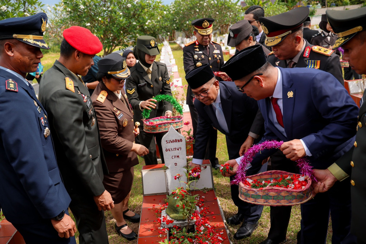 Gubernur Andra Soni Pimpin Upacara Ziarah Hari Pahlawan di TMP Ciceri