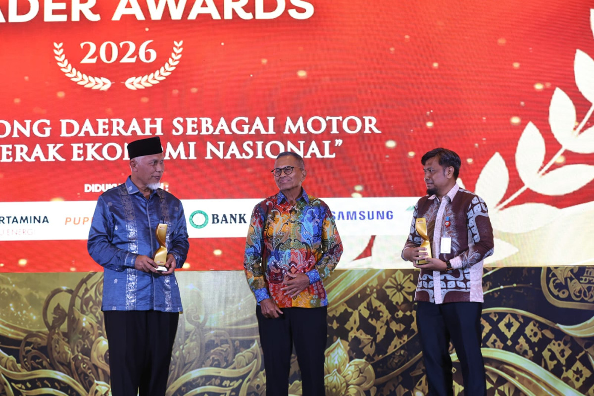 Gubernur Andra Soni Raih Penghargaan Disway Top Regional Leader Awards 2026