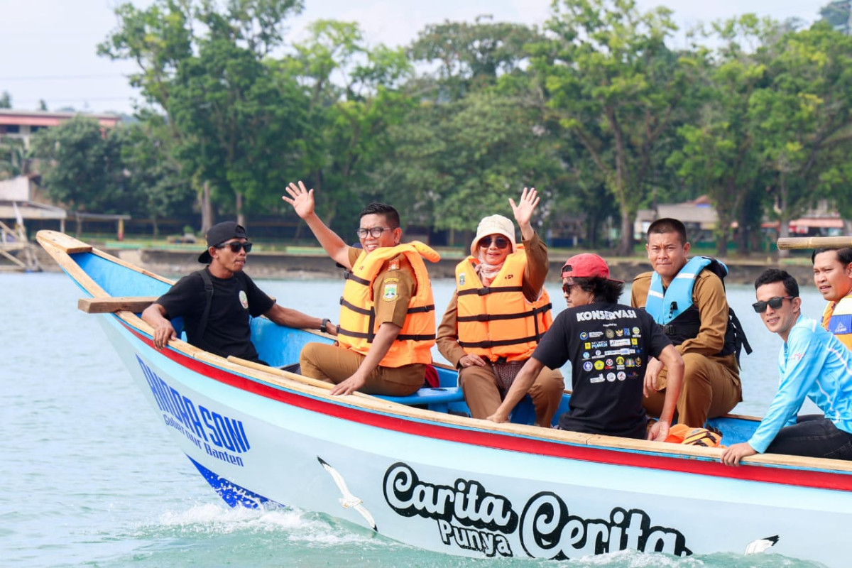 Realisasikan Janji, Gubernur Andra Soni Serahkan Bantuan Kapal bagi Nelayan Pandeglang