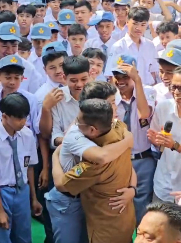 Momen Haru di SMK PGRI Pandeglang, Siswa Peluk Gubernur Banten Andra Soni