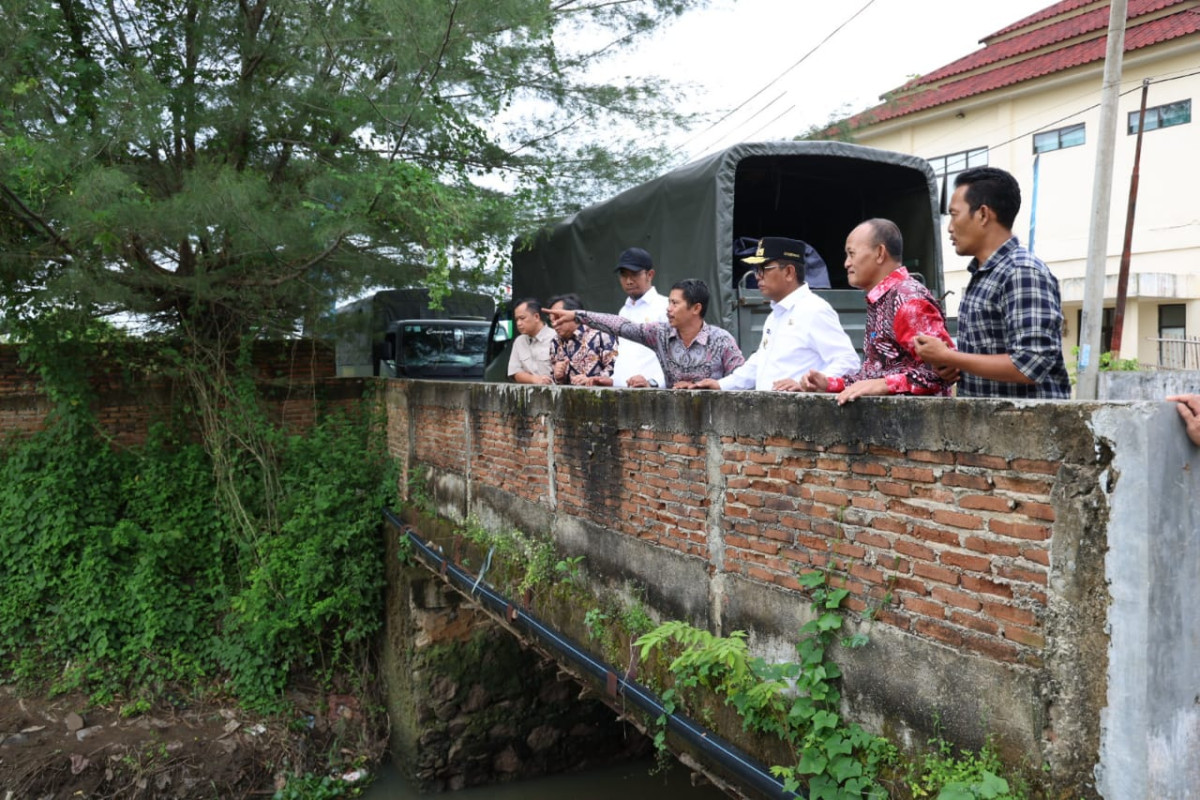 Tindaklanjuti Aduan Masyarakat, Gubernur Banten Andra Soni: Pemprov Banten Akan Bantu Perbaikan Jalan Kota Serang dan Normalisasi Hilir DAS Cibanten