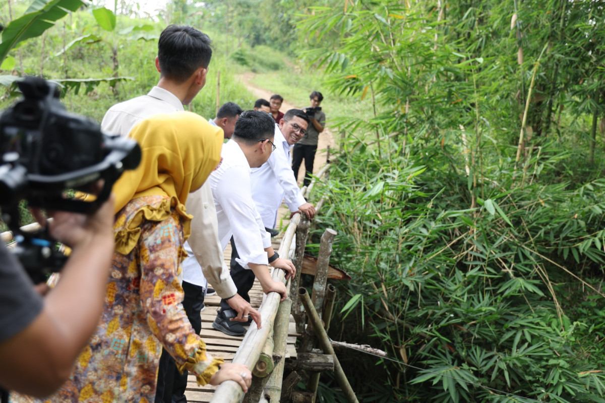 Respon Langsung Aspirasi Masyarakat Saat Kunjungan, Gubernur Banten Andra Soni Tinjau Jembatan Bambu Antar Desa