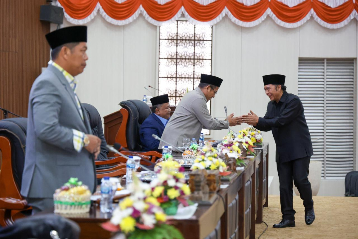 Pj Gubernur Al Muktabar Sampaikan Jawaban Atas Pandangan Fraksi DPRD Banten Terkait Raperda APBD TA 2025