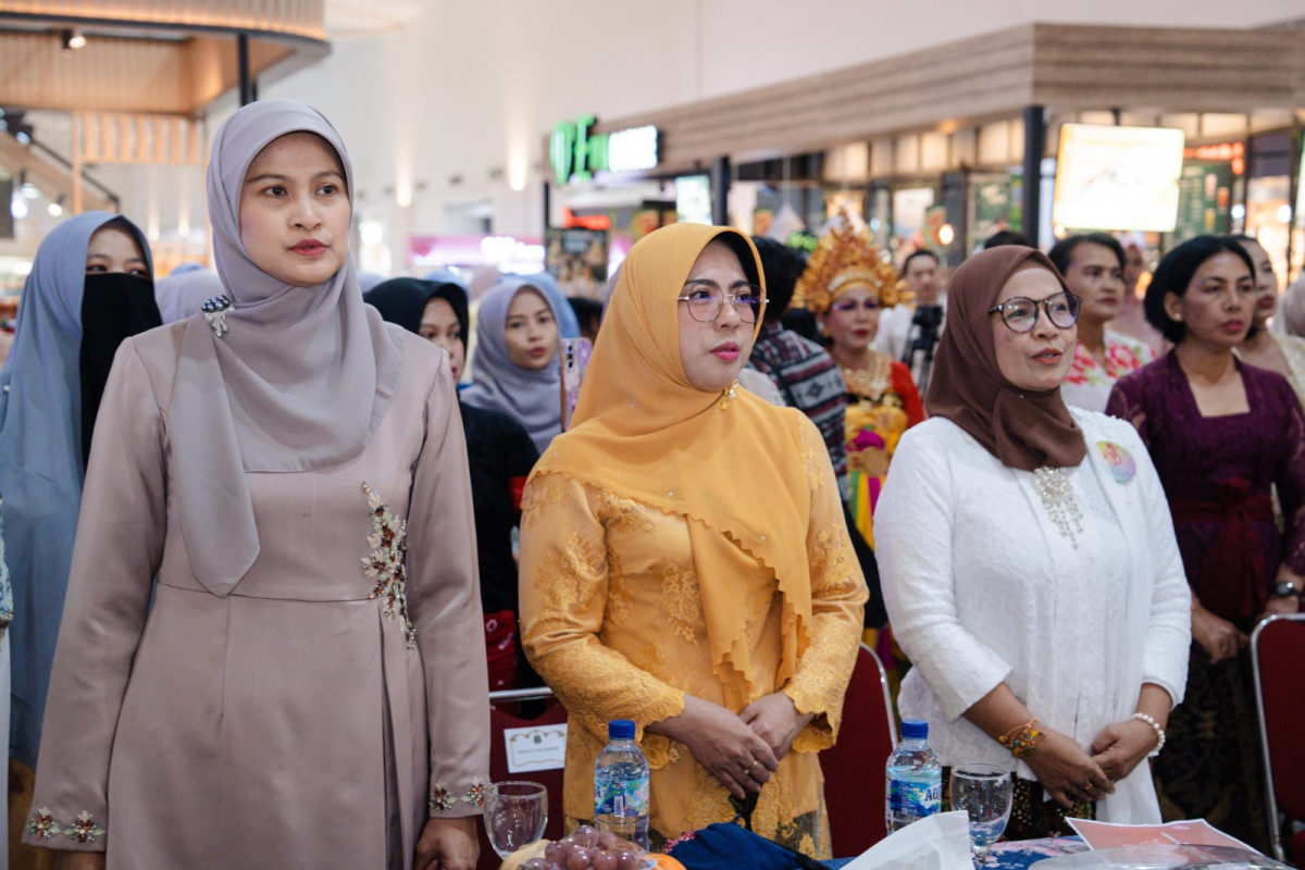 Tinawati Andra Soni Kampanyekan Penggunaan Kebaya di Mall of Serang
