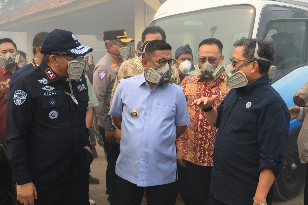 Tinjau Kebakaran TPA Jatiwaringin, Andra Soni Pastikan Proses Pemadaman Terus Berlangsung