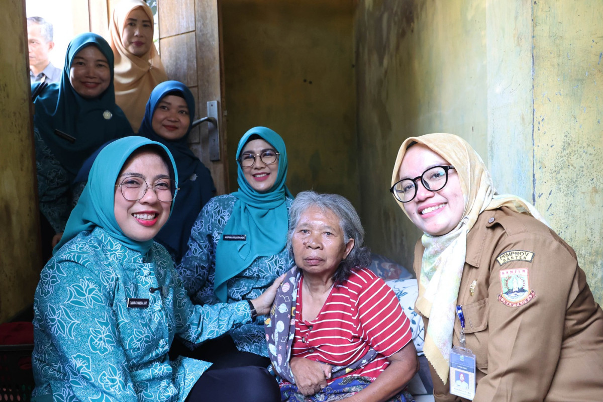 Tinawati Andra Soni Temui Masita, Beri Pendampingan Lansia Sebatang Kara di Kota Serang