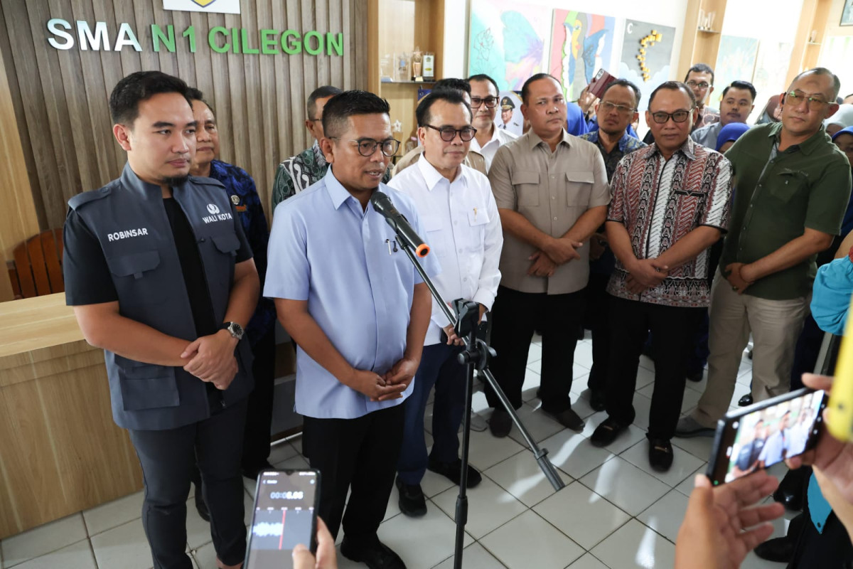 Hari Pertama Dibuka, Gubernur Andra Soni Tinjau Pelaksanaan SPMB Jalur Domisili