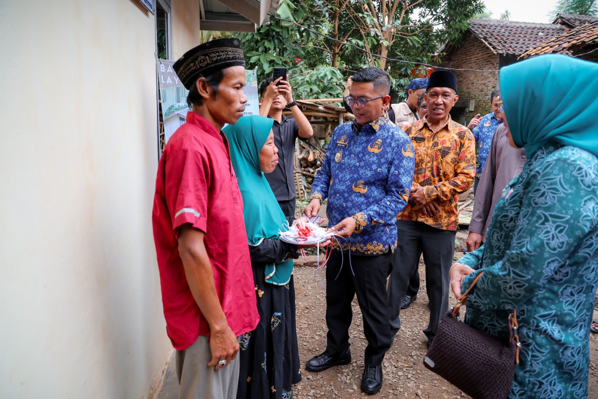 Gubernur Banten Andra Soni Serahkan Kunci Rumah Layak Huni Kepada Warga Kabupaten Serang
