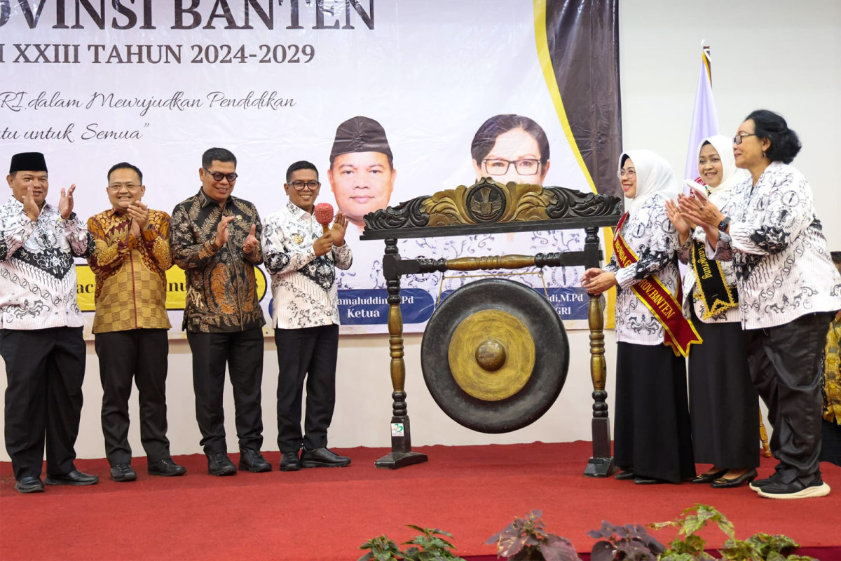 Dedikasi Majukan Pendidikan, Gubernur Banten Andra Soni dan Tinawati Terima Penghargaan dari PB PGRI