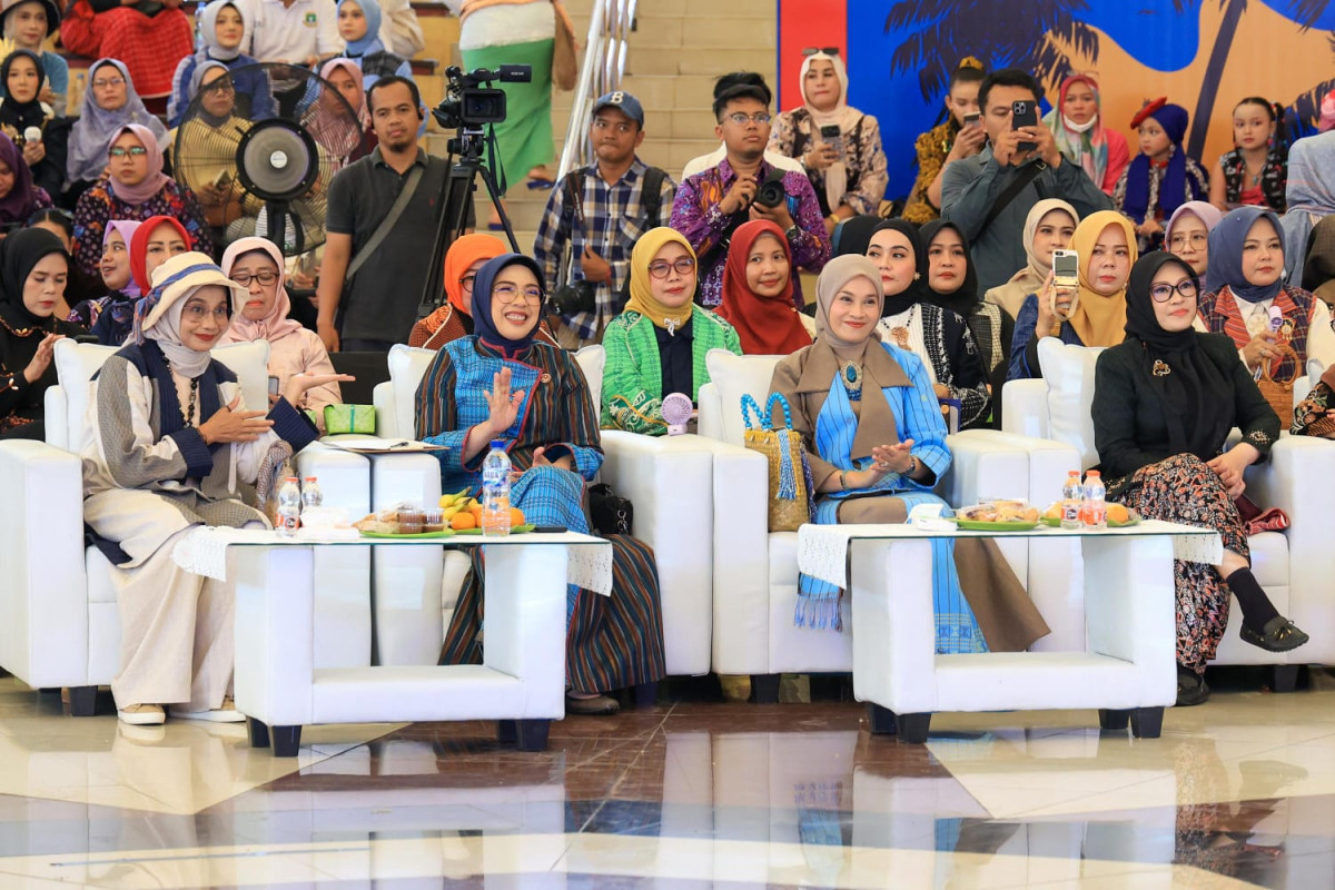 Hadiri Parade Wastra Banten, Tinawati Andra Soni Dorong Penguatan Pariwisata dan Ekonomi Kreatif