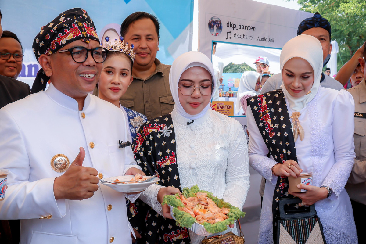 Tegaskan Aman, Gubernur Andra Soni Santap Udang Vaname Tambak Banten