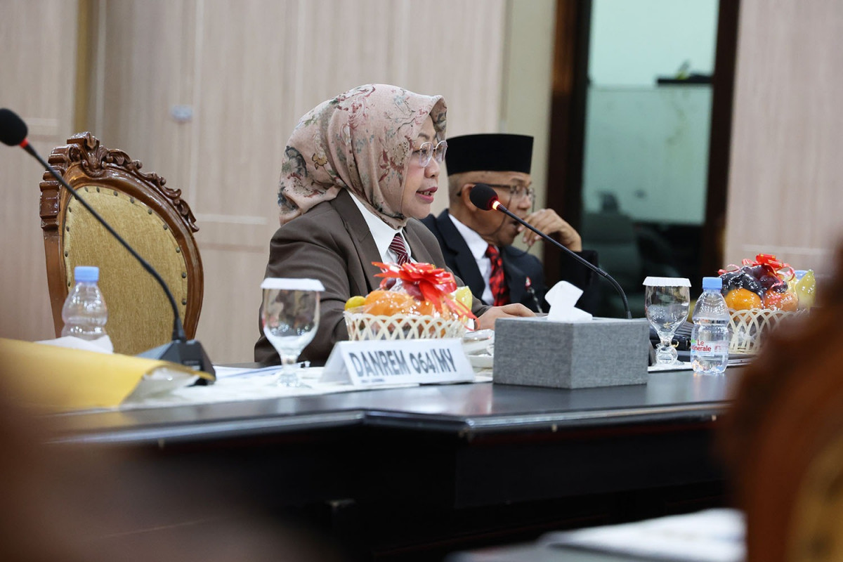 Pj Gubernur Banten Al Muktabar Serahkan 9 Penghargaan Pemenang Inovasi Pelayanan Publik