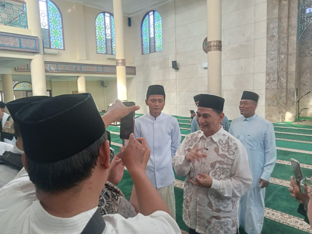 Wakil Gubernur Banten A Dimyati Melaksanakan Salat Idul Fitri 1446 H di Masjid Agung Ar Rahman Pandeglang