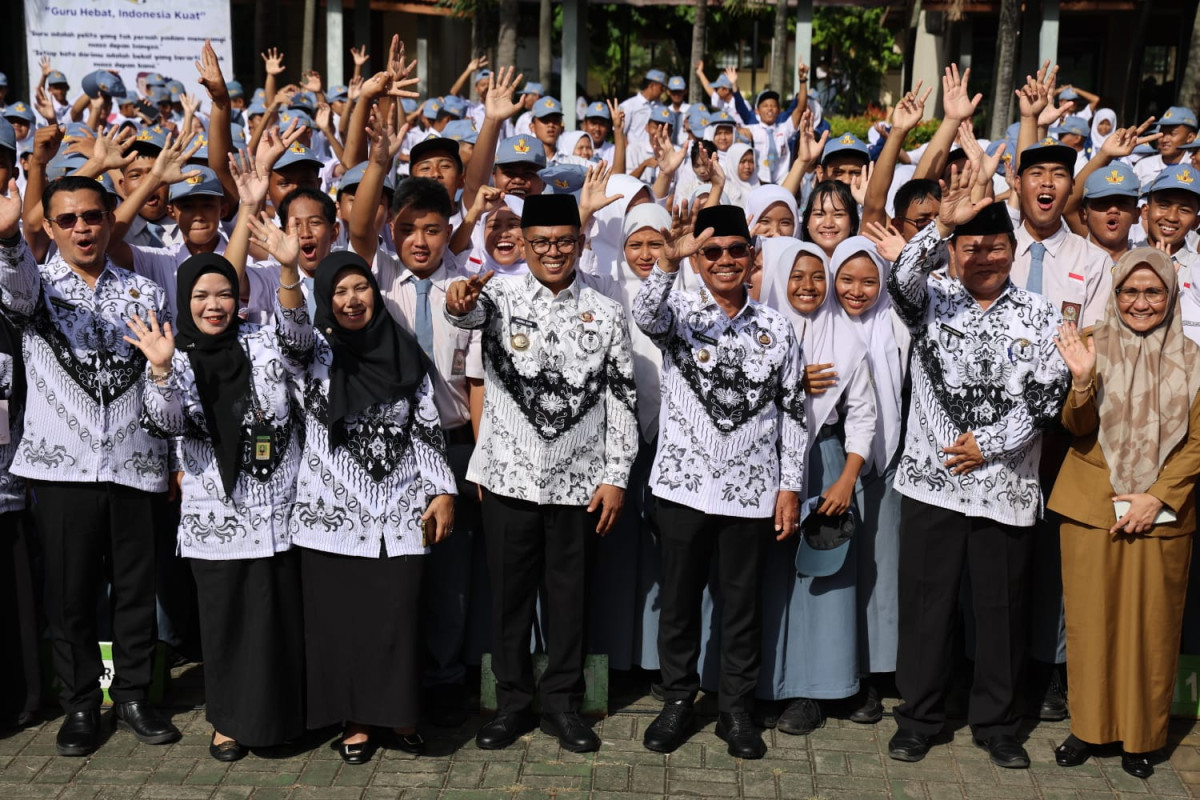 Pimpin Upacara HGN 2025, Gubernur Andra Soni Tekankan Peningkatan Kualitas dan Kesejahteraan Guru Banten