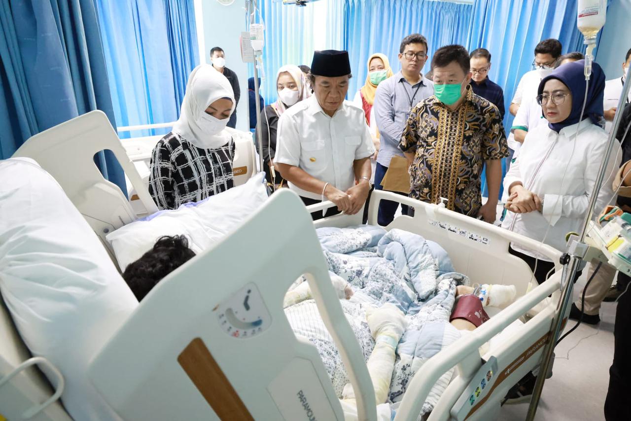 Pj Gubernur Al Muktabar Jenguk Warga Banten Korban Kebakaran Depo Pertamina